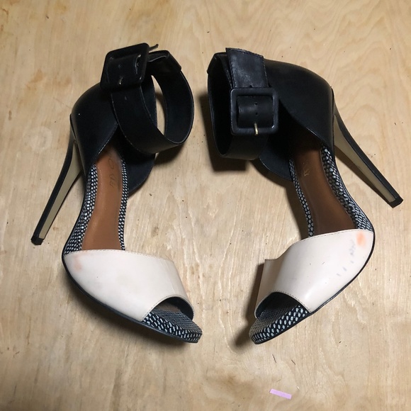 Aldo Arerdidda Heeled Sandals Chunky Ankle Belt Buckle Closure Black Off White - Picture 2 of 6